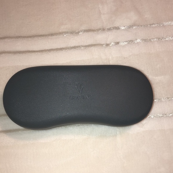 VERA WANG glasses case. Hard Dark grey outside w/ lighter grey felt inside liner - Picture 3 of 6